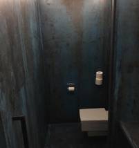 Toilet met geoxideerd koper